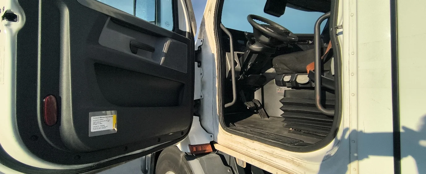 2021 Freightliner Cascadia - image 9