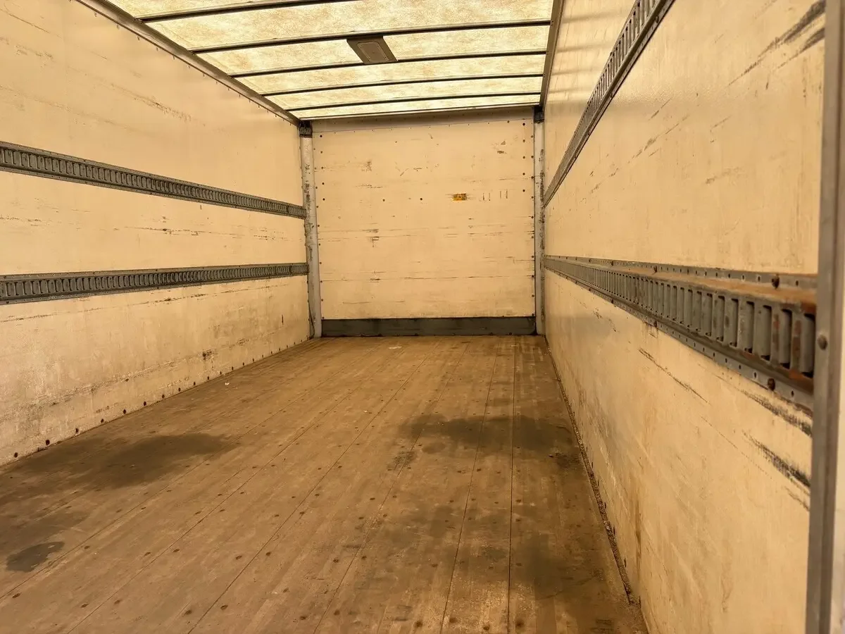 2017 International 4300 - image 11