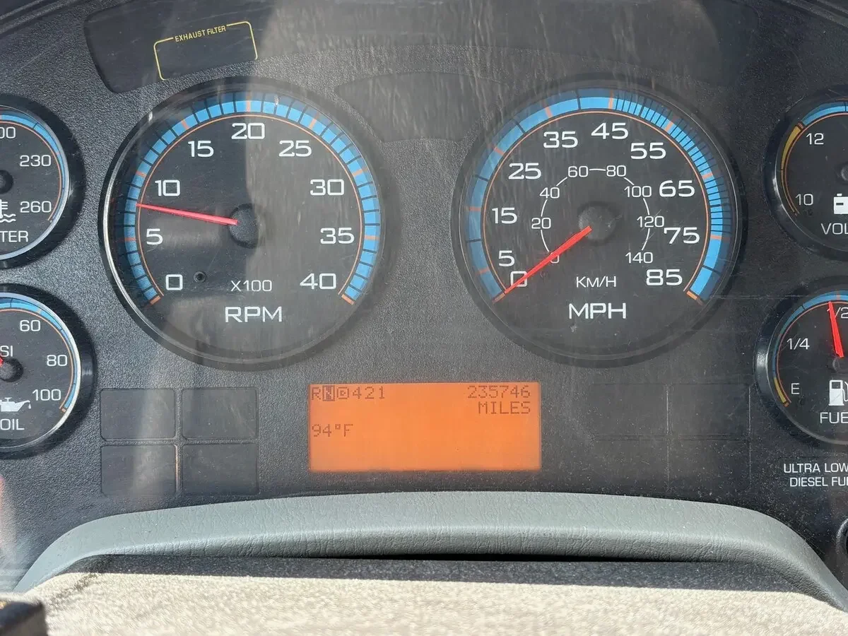 2017 International 4300 - image 13