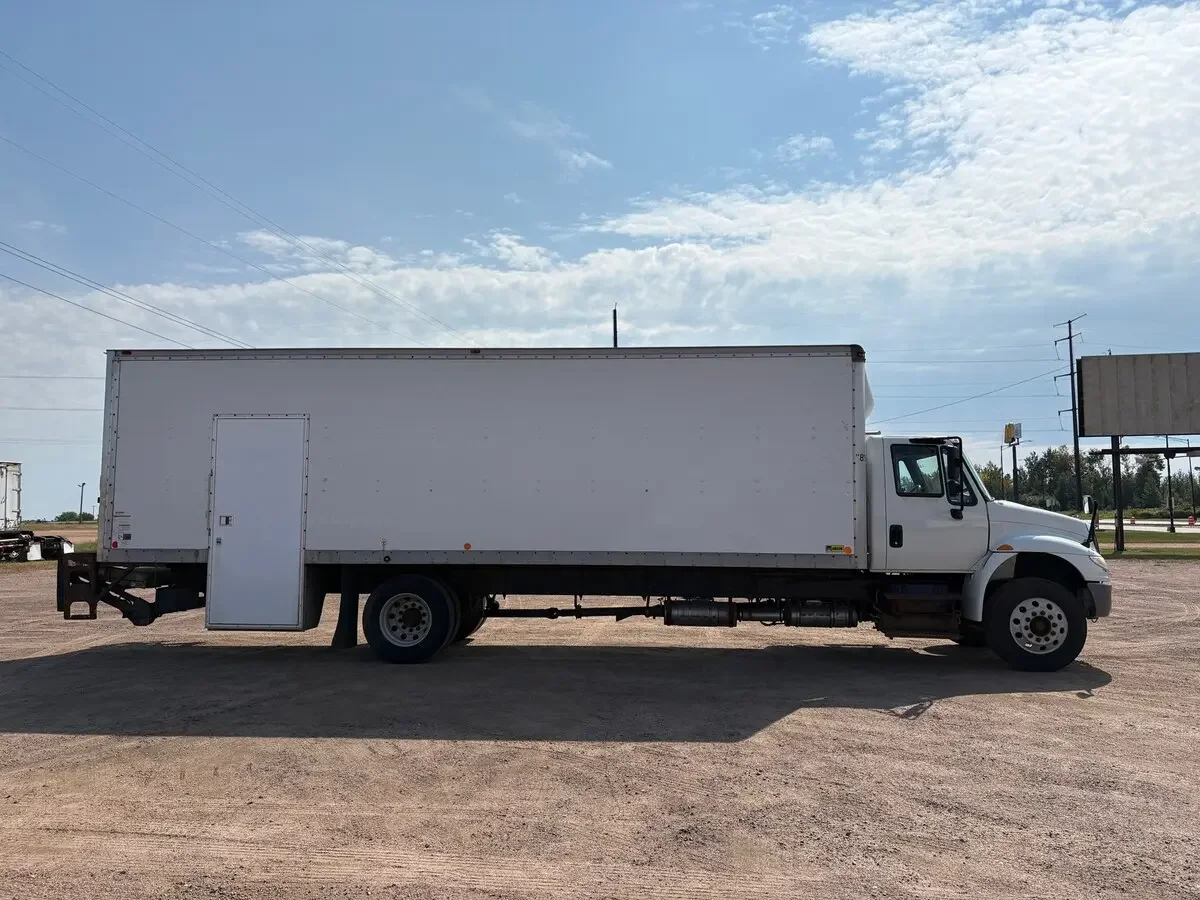 2017 International 4300 - image 4