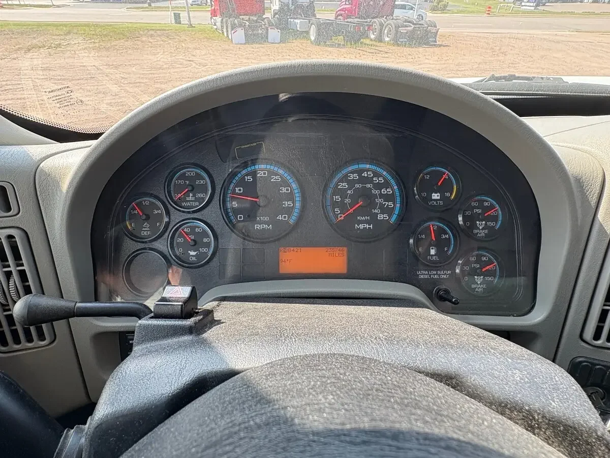 2017 International 4300 - image 14