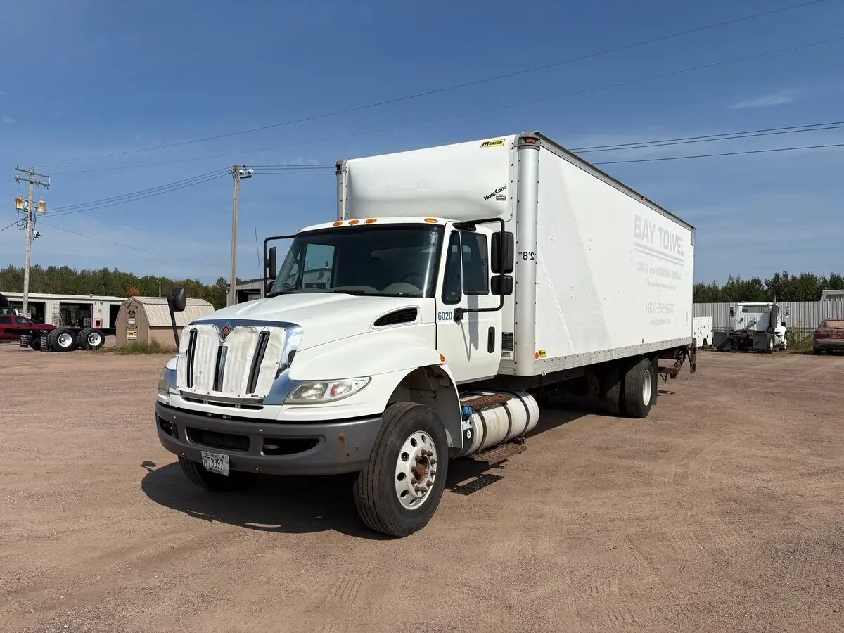 2017 International 4300 - image 2