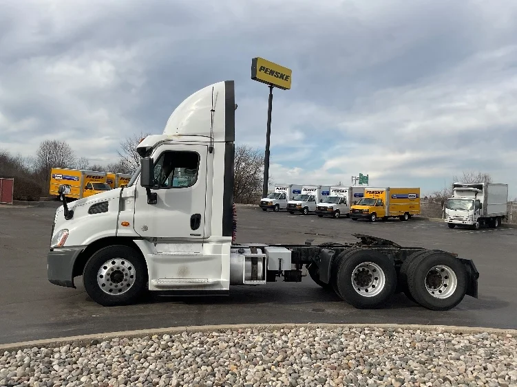 2016 Freightliner Cascadia - image 4