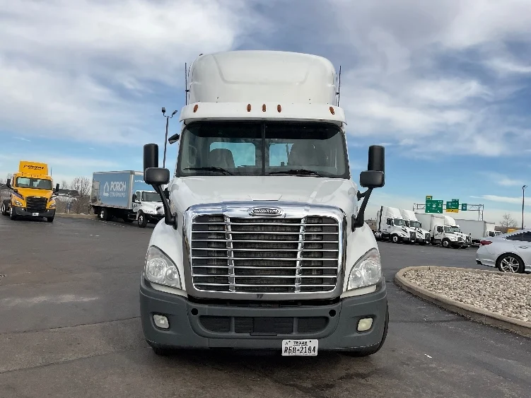 2016 Freightliner Cascadia - image 2