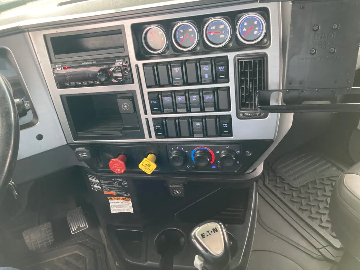 2020 Mack Anthem - image 14