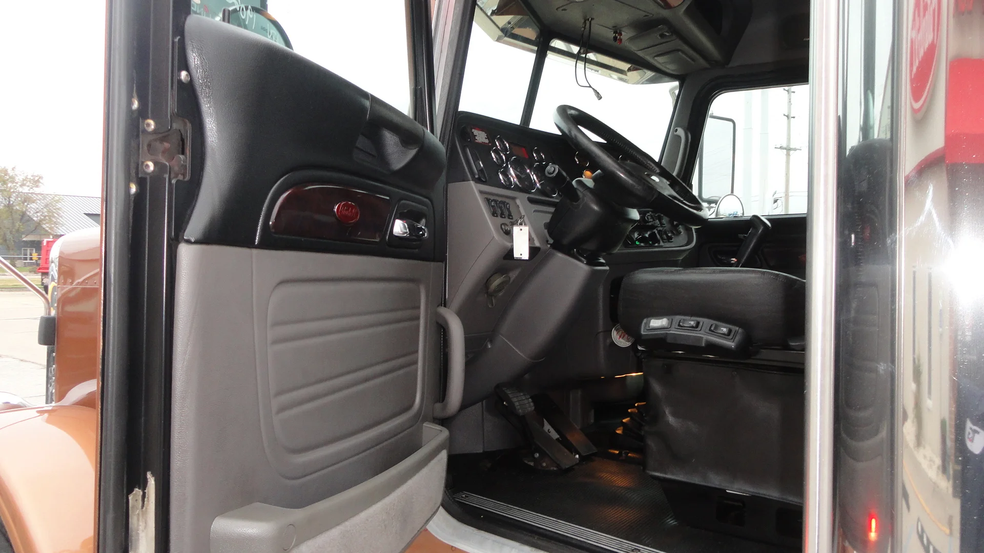 2018 Peterbilt 389 in Sikeston, MO — photo 5