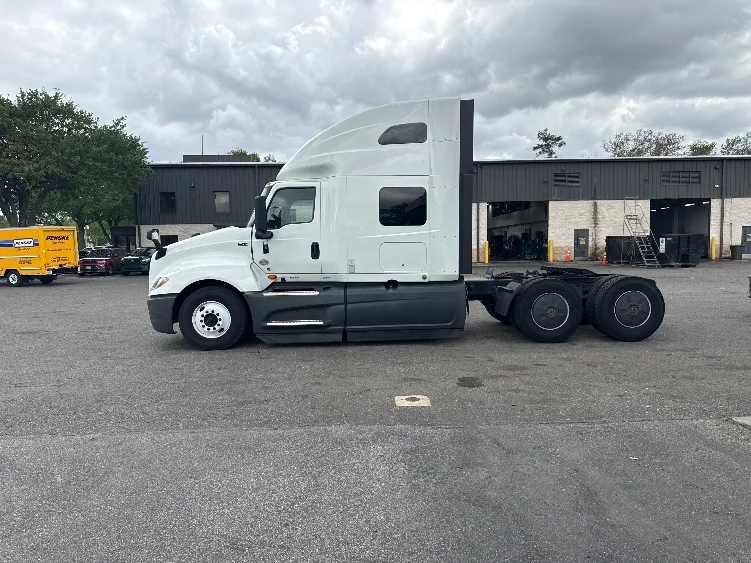2023 International LT - image 4