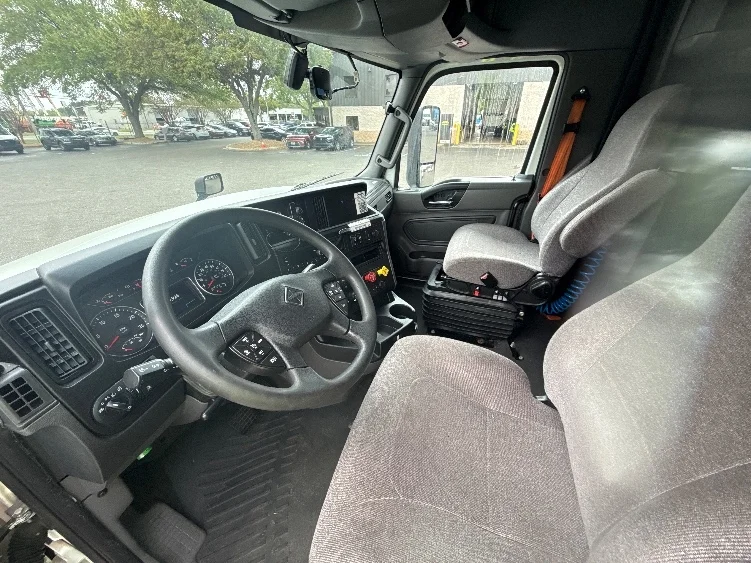 2023 International LT - image 10