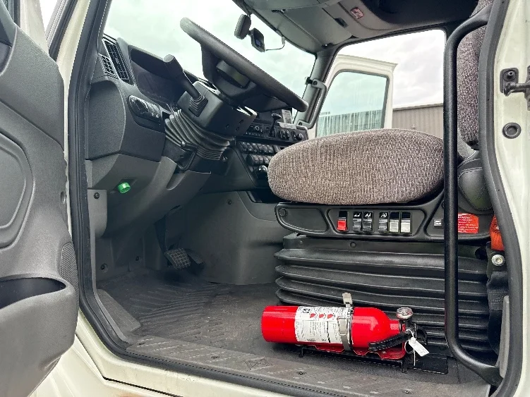 2023 International LT - image 9