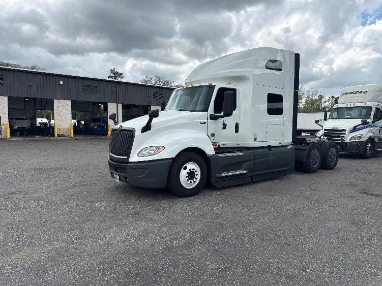 2023 International LT - image 3