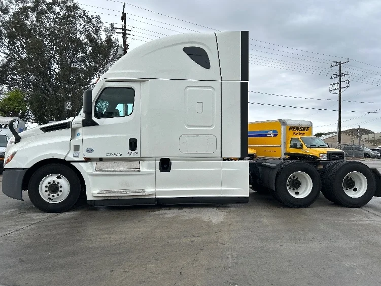 2022 Freightliner Cascadia in Fontana, CA — photo 4