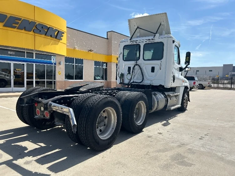 2016 Freightliner Cascadia - image 7