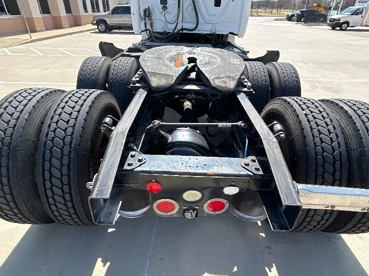 2016 Freightliner Cascadia - image 6