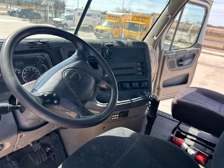 2016 Freightliner Cascadia - image 10