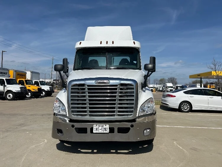 2016 Freightliner Cascadia - image 2