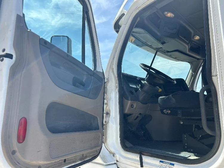 2016 Freightliner Cascadia in Dallas, TX — photo 9