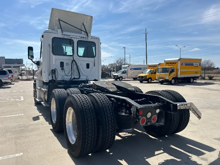 2016 Freightliner Cascadia in Dallas, TX — photo 5