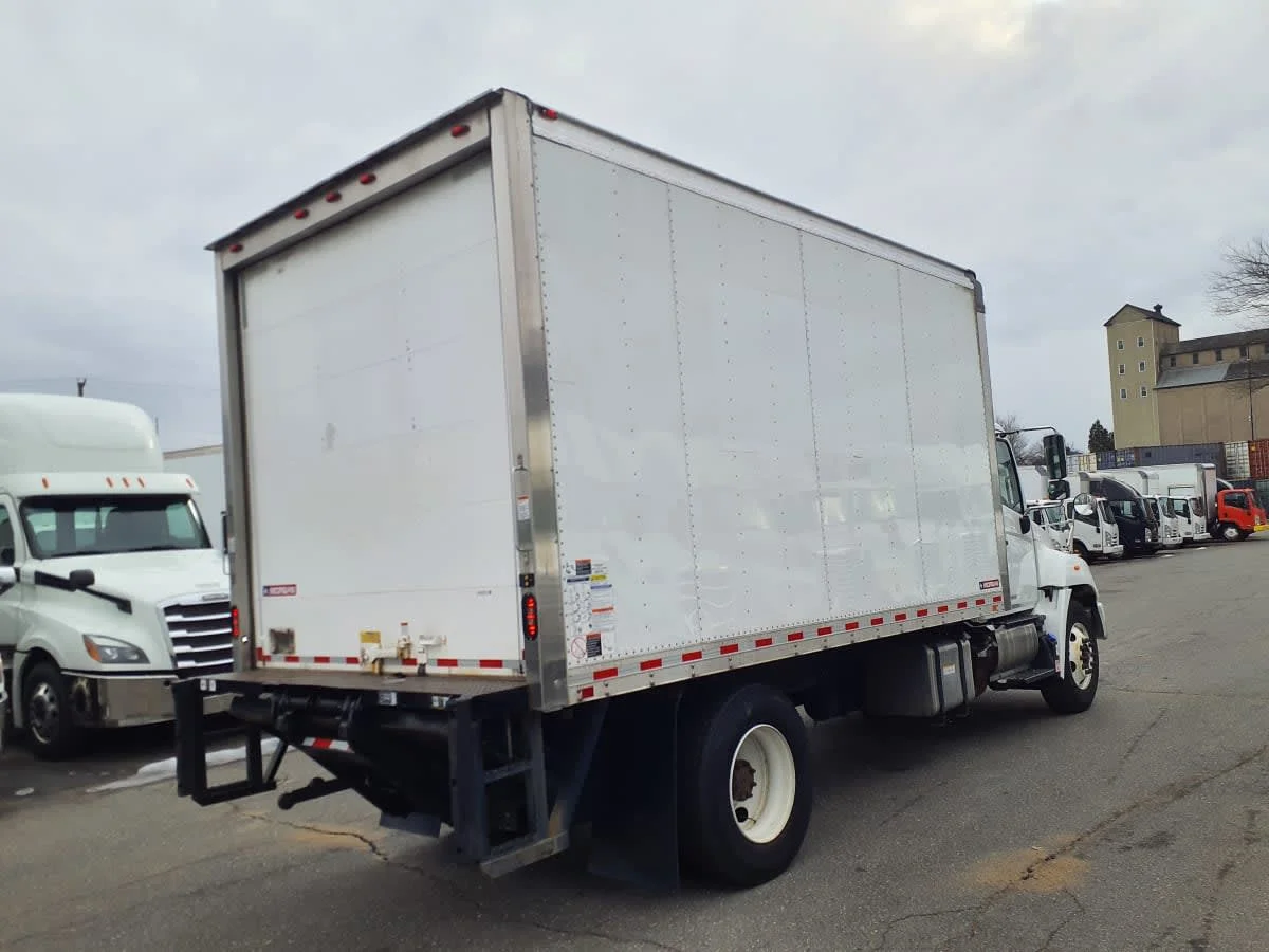 2020 Hino 268 - image 4