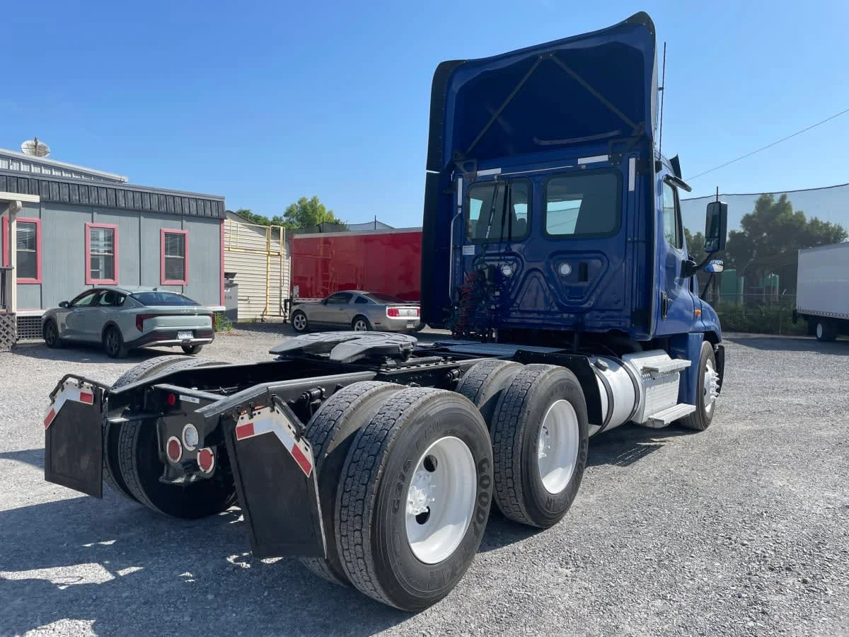 2020 Freightliner Cascadia in St. Rose, LA — photo 4