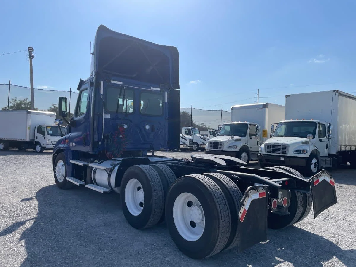 2020 Freightliner Cascadia in St. Rose, LA — photo 6