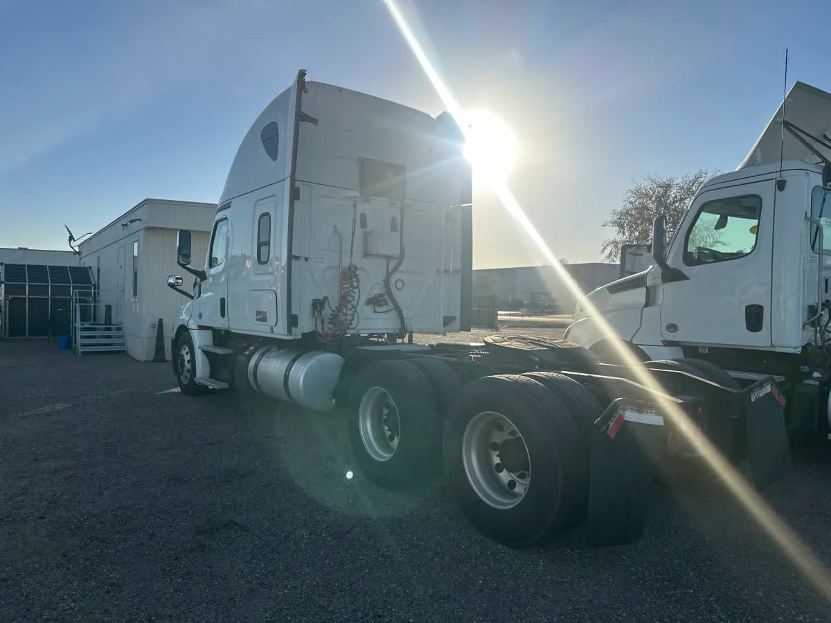 2019 Freightliner Cascadia in Phoenix, AZ — photo 6
