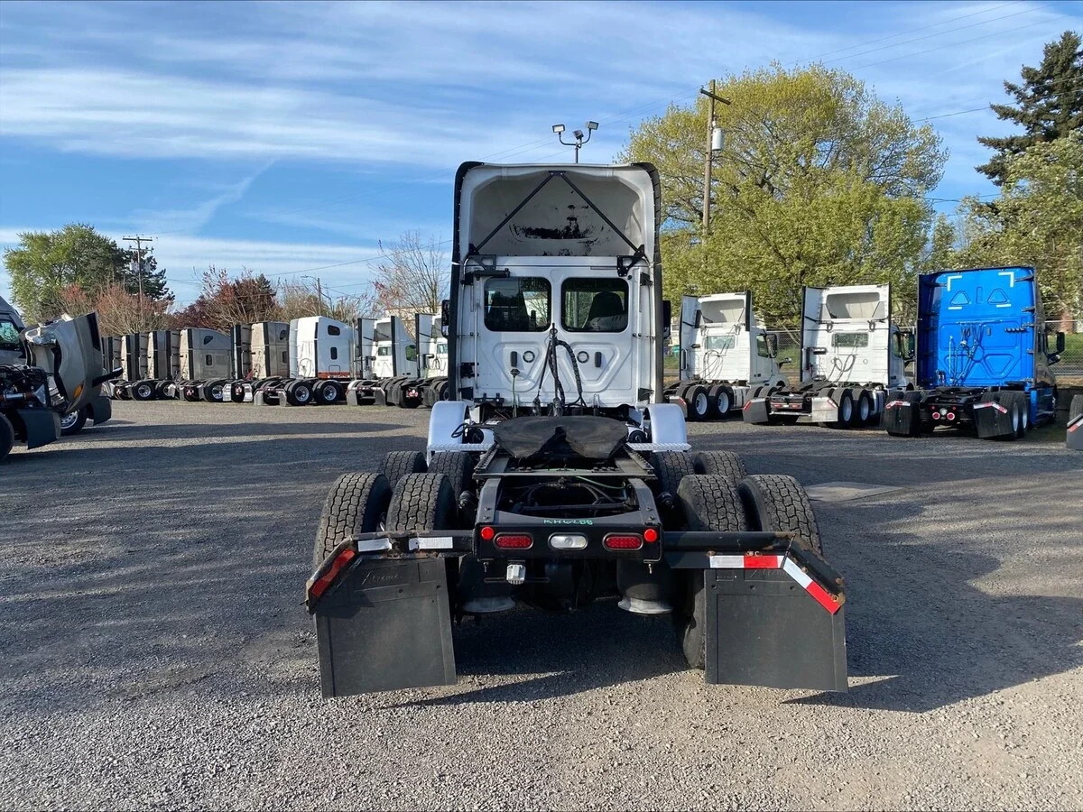 2019 Freightliner Cascadia - image 4