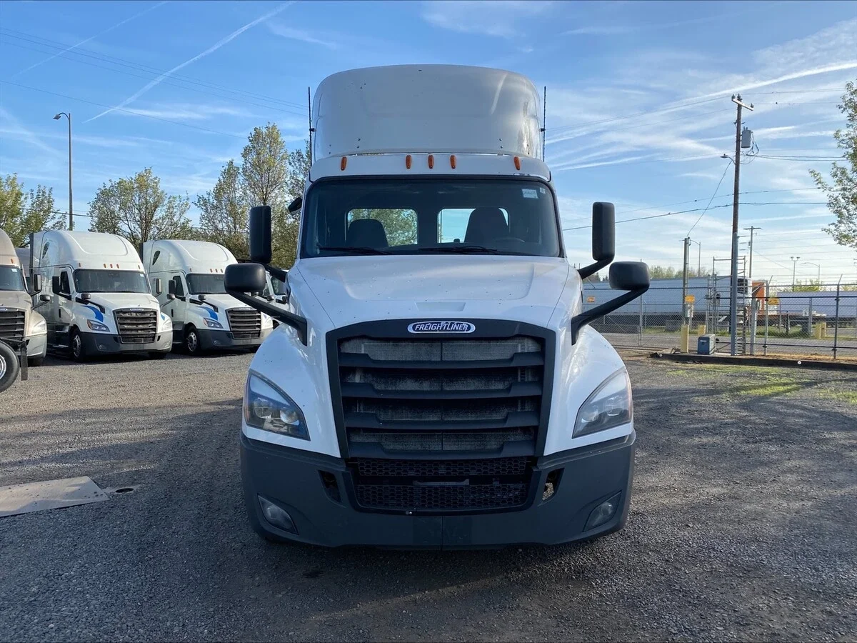 2019 Freightliner Cascadia - image 8