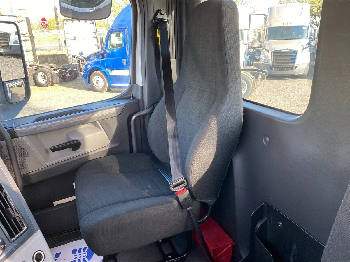 2019 Freightliner Cascadia - image 12