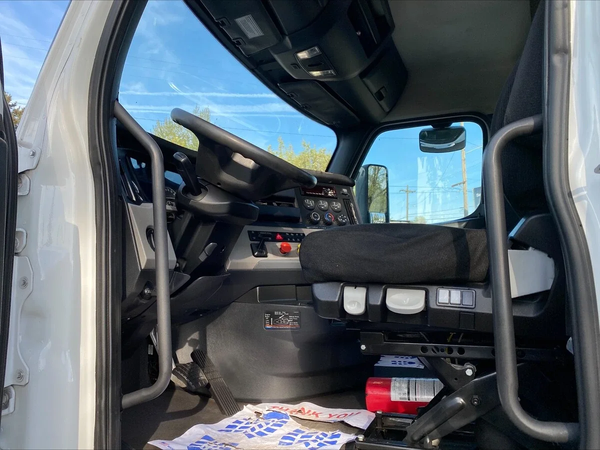 2019 Freightliner Cascadia - image 11