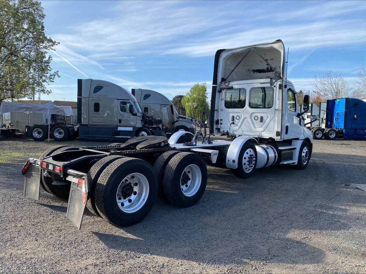 2019 Freightliner Cascadia - image 5