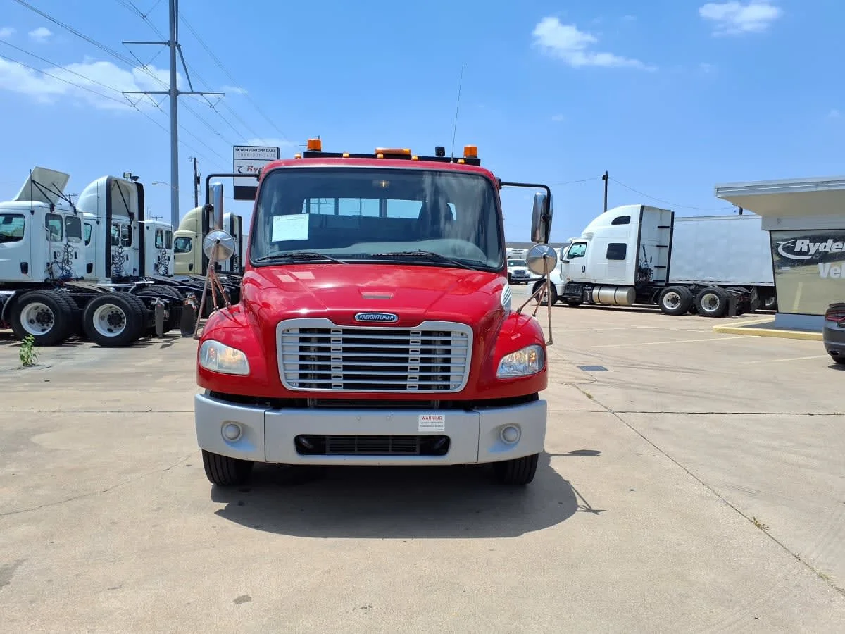 2018 Freightliner M2 106 in Dallas, TX — photo 2
