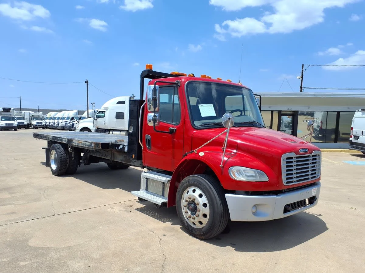 2018 Freightliner M2 106 in Dallas, TX — photo 3