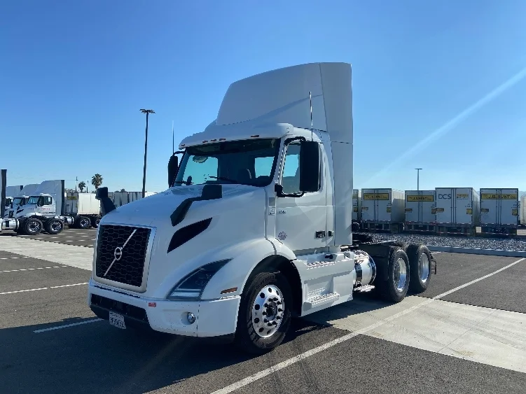 2021 Volvo VNR 640 - image 3