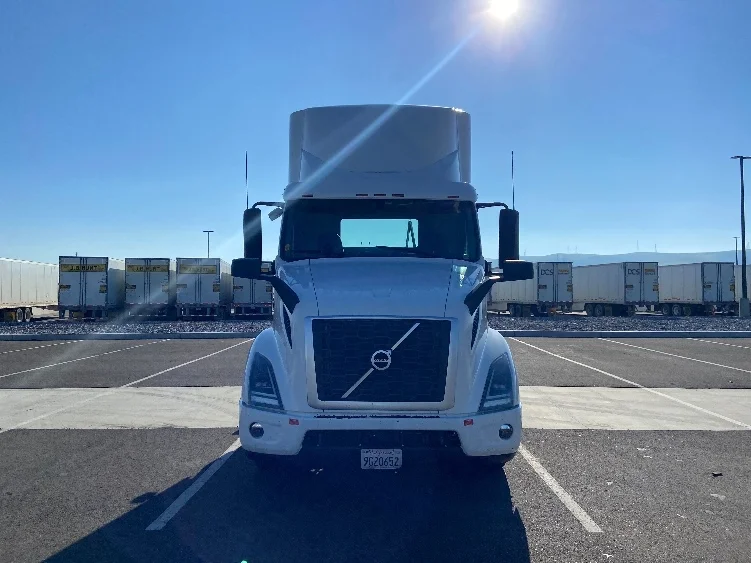 2021 Volvo VNR 640 - image 2