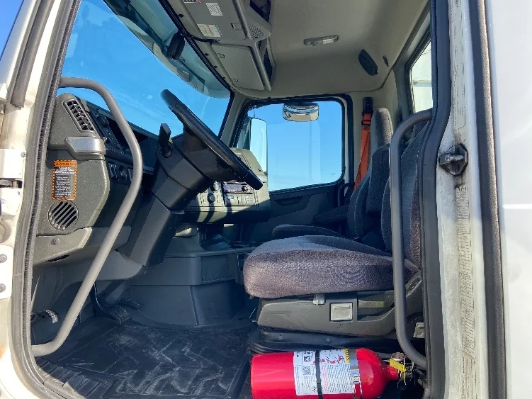 2021 Volvo VNR 640 - image 9