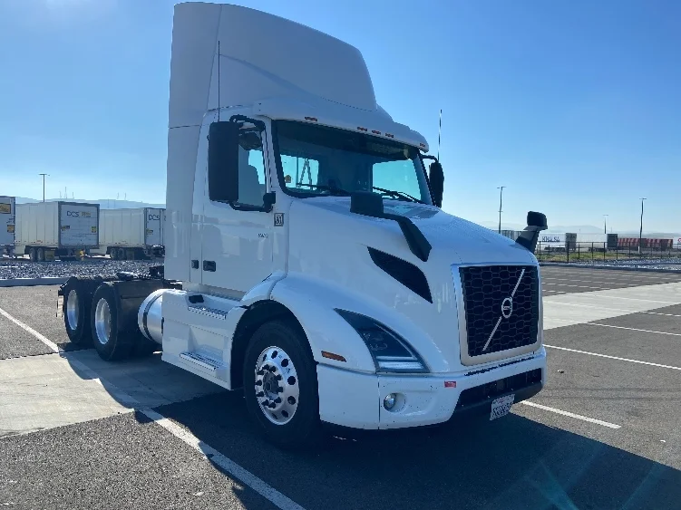 2021 Volvo VNR 640 in West Sacramento, CA