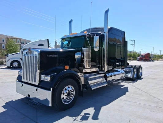 2027 Kenworth W900 in El Paso, TX — photo 2