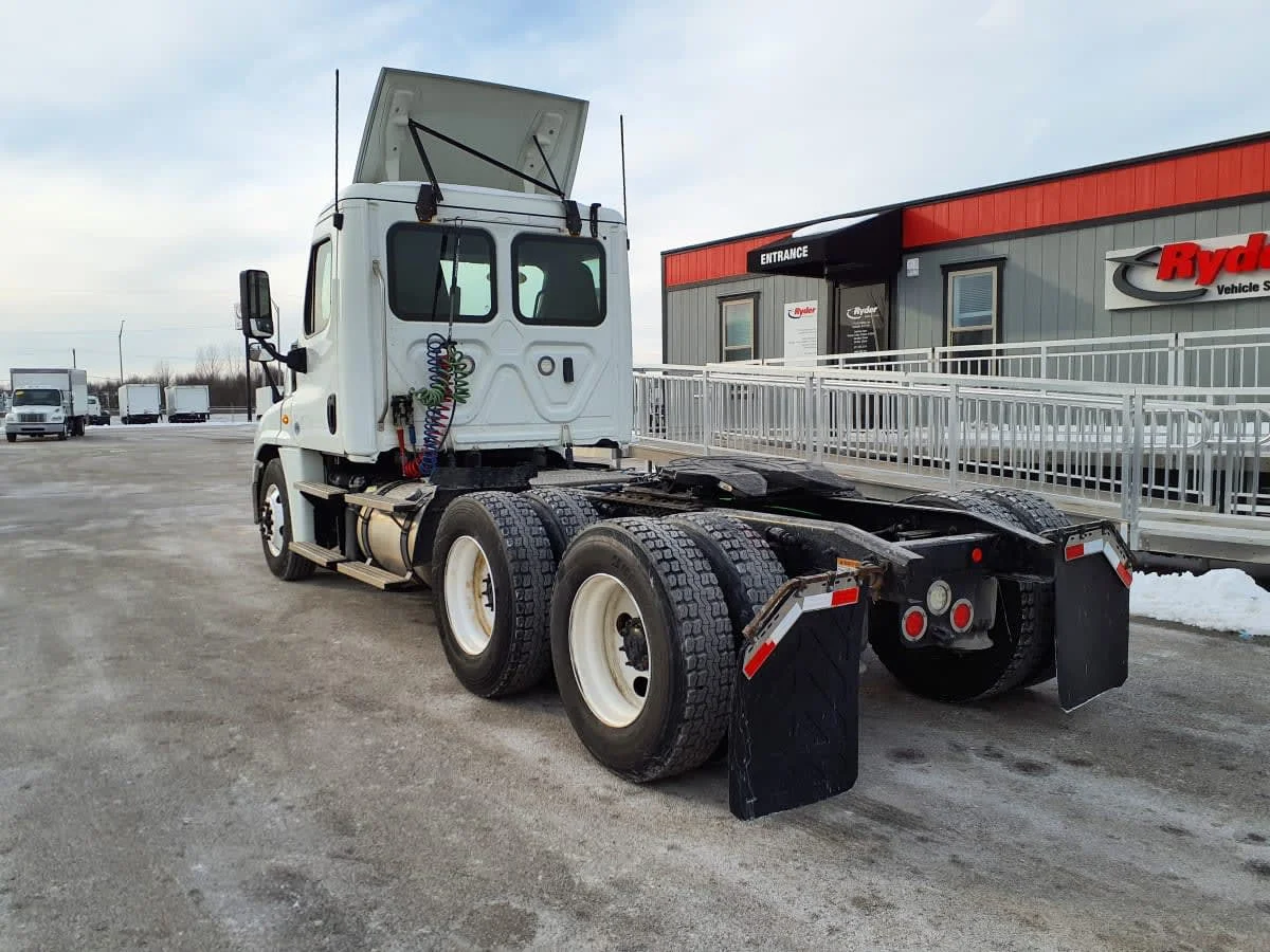 2020 Freightliner Cascadia in Clarksville, IN — photo 6