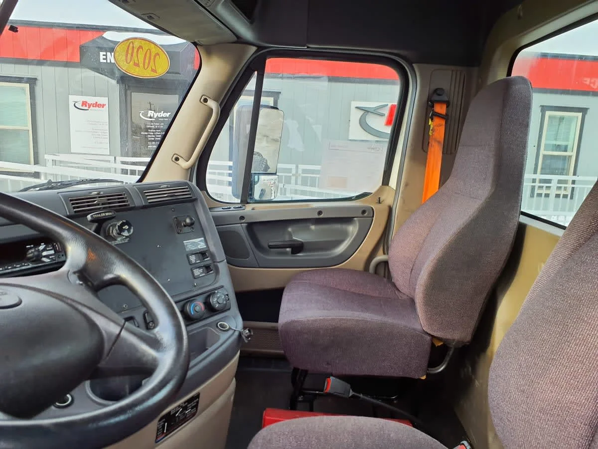 2020 Freightliner Cascadia in Clarksville, IN — photo 7
