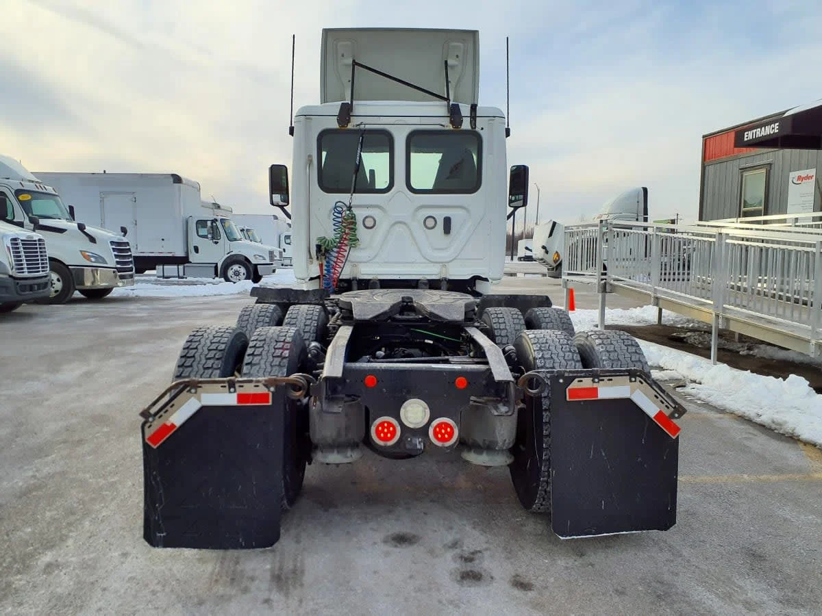 2020 Freightliner Cascadia in Clarksville, IN — photo 5