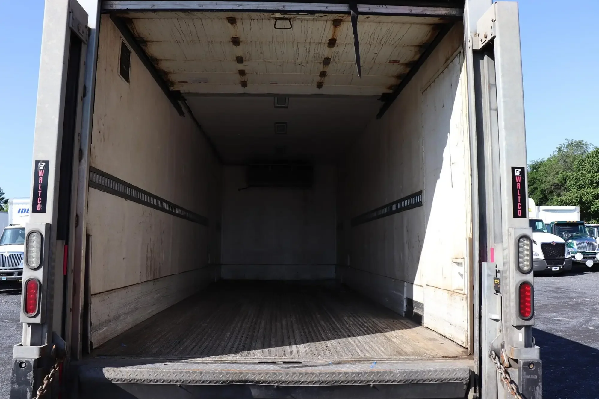 2018 International 4300 - image 12