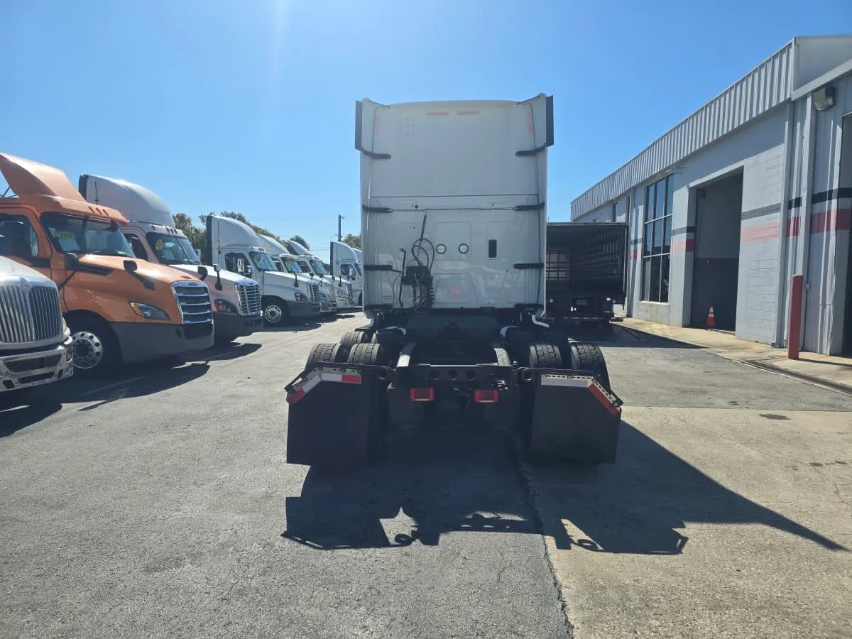 2020 International LT - image 5