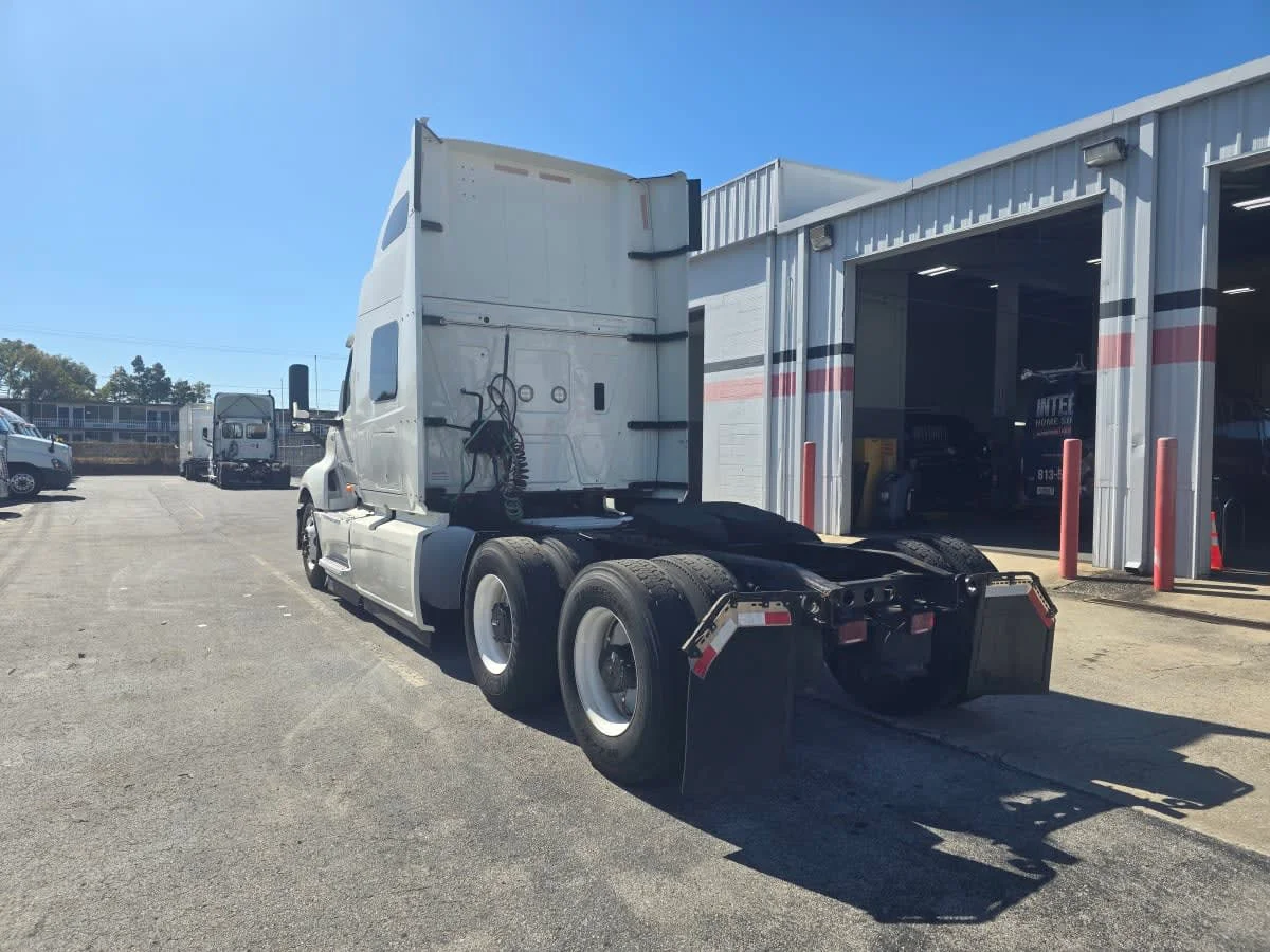 2020 International LT - image 4