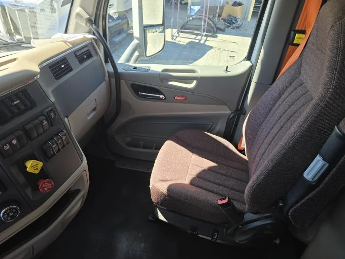 2022 Peterbilt 579 - image 17