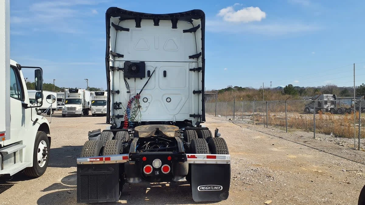 2022 Freightliner Cascadia - image 5