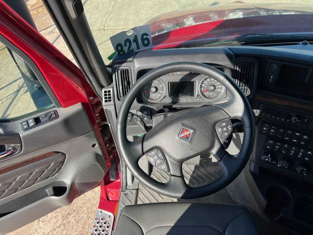 2025 International LT - image 14