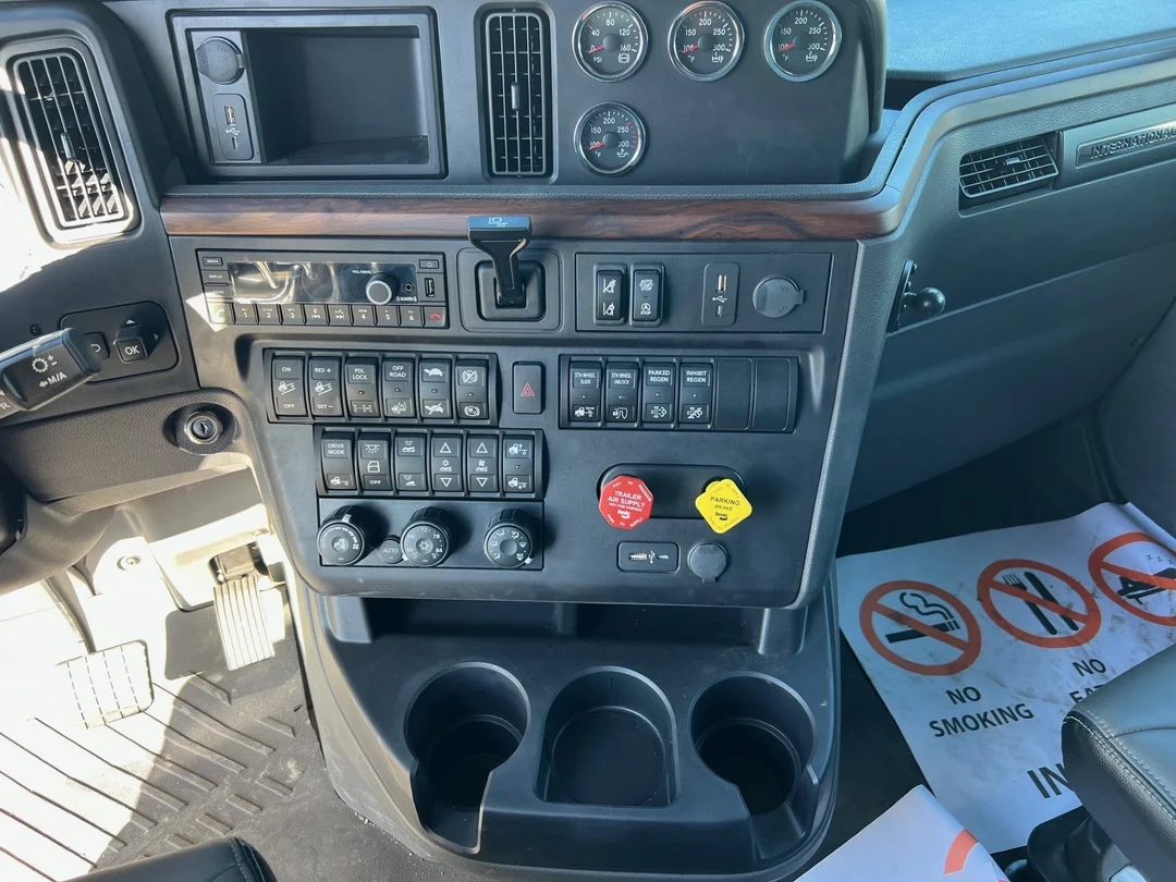 2025 International LT - image 13
