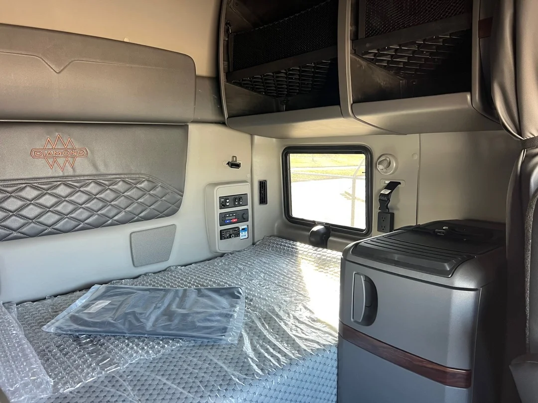 2025 International LT - image 11