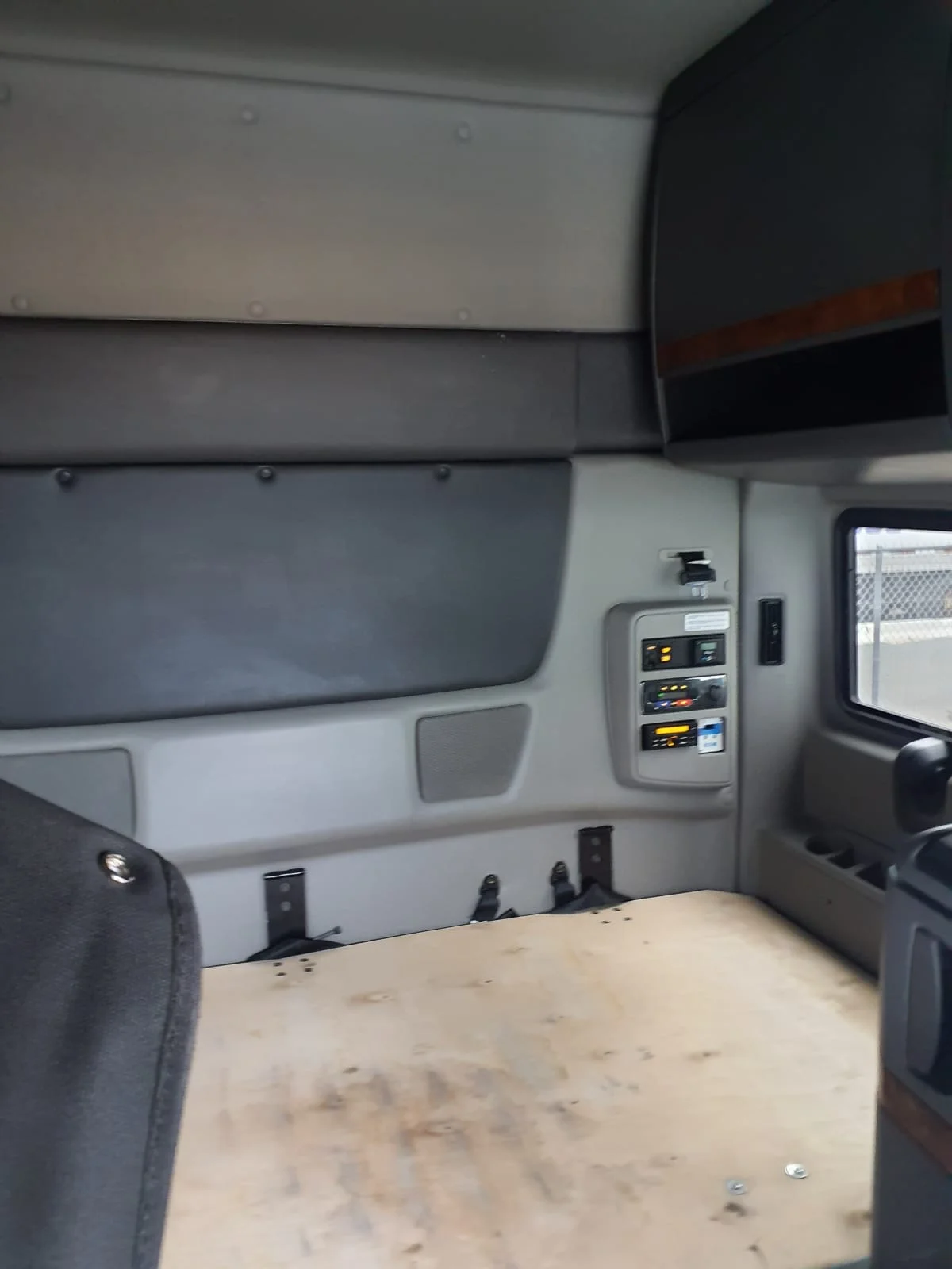 2020 International LT - image 8