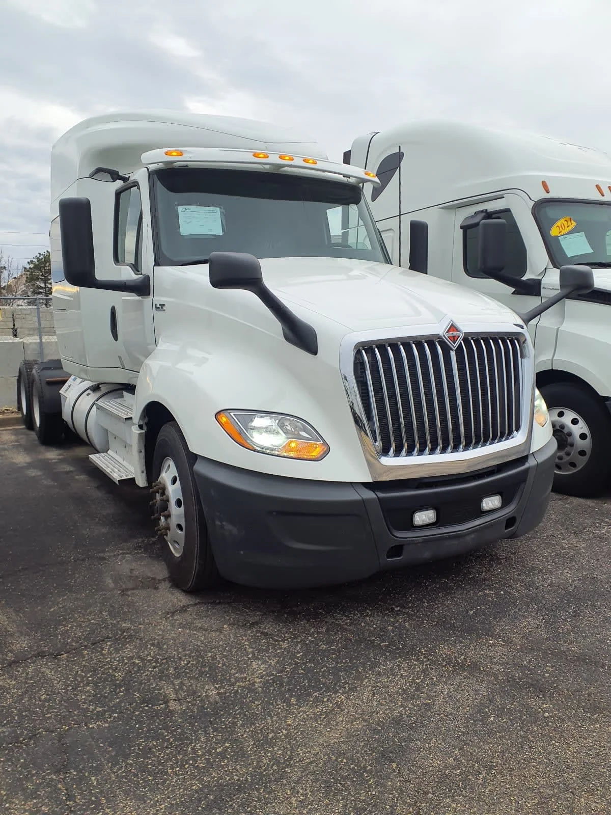 2020 International LT - image 3